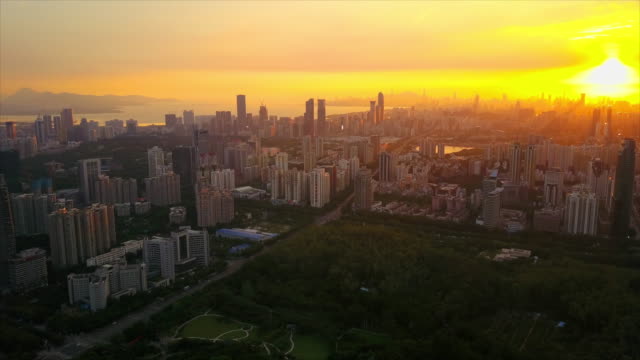 China-Shenzhen-Sonnenuntergang-Sonne-Licht-berühmten-City-Hall-Park-Luftbild-Panorama-4k