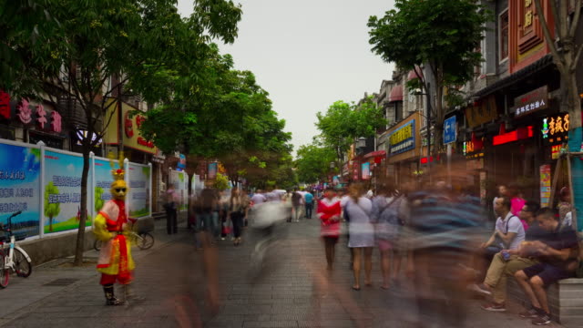 Wuhan-Stadt-berühmten-Fußgängerzone-zu-Fuß-Straße-Tag-Zeit-Panorama-4-k-Zeit-hinfällig,-china