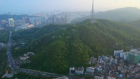 Sonnenuntergangszeit-Zhuhai-Stadtbild-berühmten-Fisher-Mädchen-Denkmal-Badebucht-aerial-Panorama-4k-china