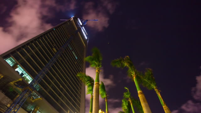 Nacht-beleuchtete-Zhuhai-Stadt-Bay-Hotel-Bau-Draufsicht-Palm-Panorama-4-k-Zeit-hinfällig,-china