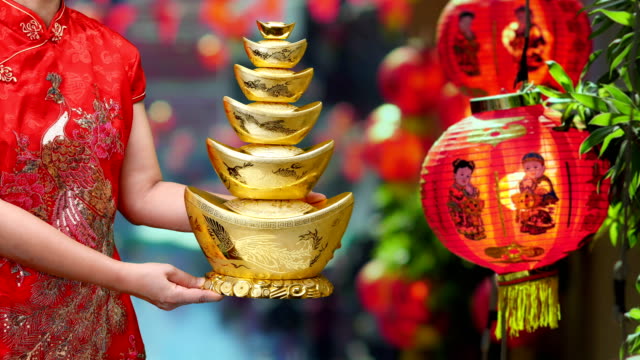 Mujer-celebración-de-lingotes-de-oro-(qian)-año-nuevo-chino-en-chinatown
