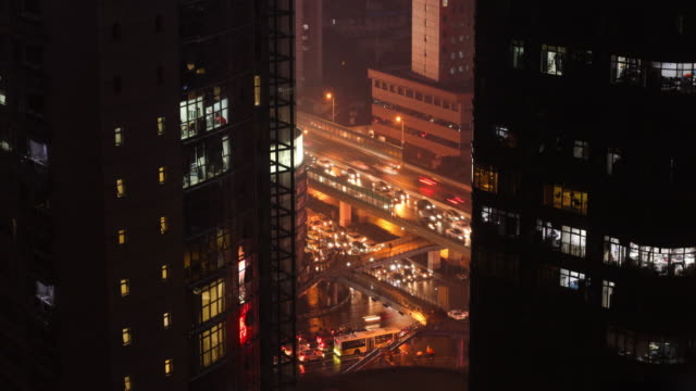 Lapso-de-tiempo-de-noche-tráfico-cruce-entre-edificios