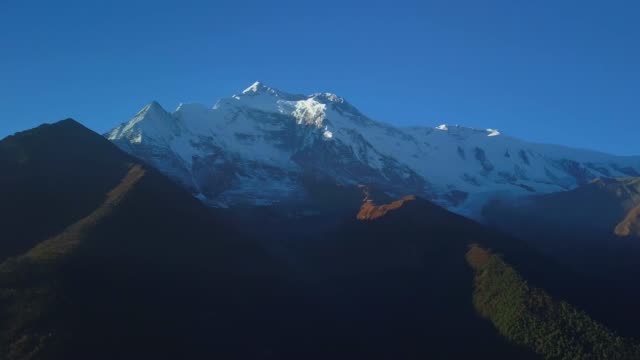 Sonnenaufgang-über-dem-Gipfel-im-Bereich-von-Himalaya,-Nepal