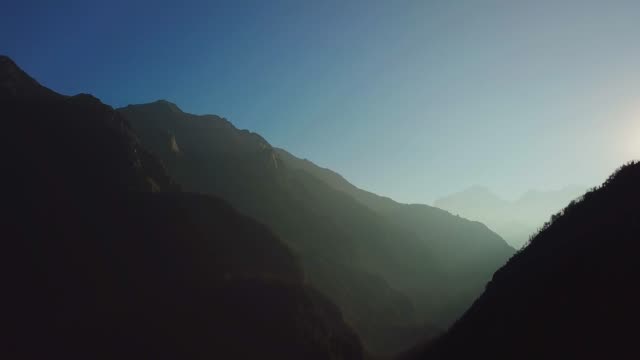 Amanecer-sobre-el-pico-en-la-Cordillera-del-Himalaya,-Nepal