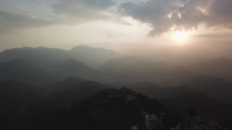 Sonnenuntergang-über-dem-Tal-in-den-Bergen-des-Himalaya,-Nepal