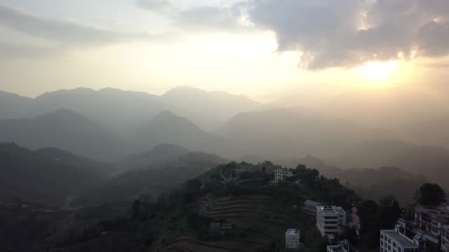 Puesta-de-sol-sobre-el-valle-en-las-montañas-del-Himalaya,-Nepal