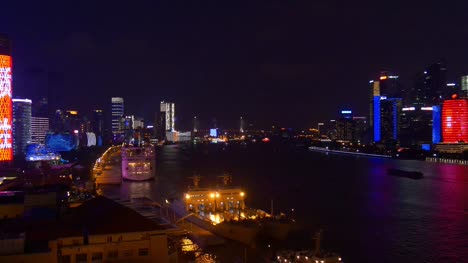 nächtliche-Stadt-am-Fluss-Dock-Liner-auf-dem-Dach-Panorama-4k-China-shanghai