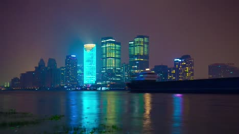 Nachtbeleuchtung-shanghai-Stadtbild-am-Flussufer-Bucht-Panorama-4k-Zeit-verfallen-China