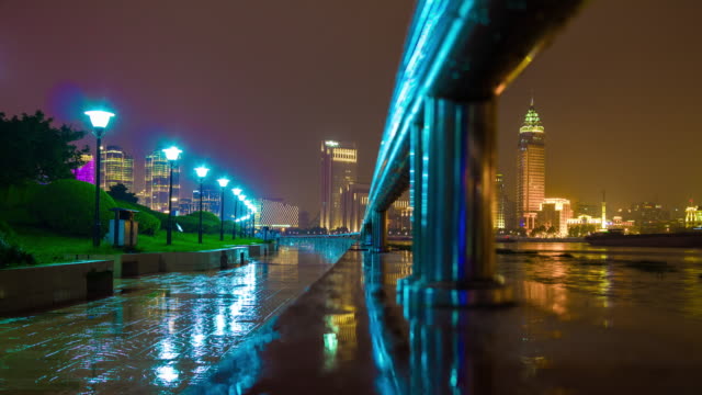 Nachtbeleuchtung-shanghai-Stadtbild-regnerisch-am-Flussufer-Bucht-Panorama-4k-Zeit-verfallen-China