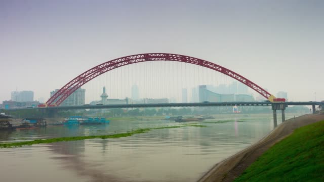 Regentag-Wuhan-Stadt-berühmten-Qingchuan-Brücke-am-Fluss-Bucht-Panorama-4-k-Zeit-hinfällig,-china