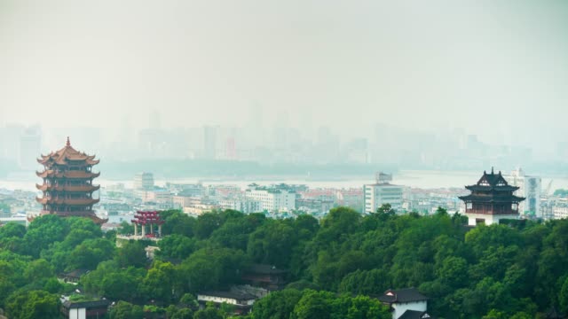 Wuhan-gelbem-Kranich-Tempel-Park-auf-dem-Dach-Stadtbild-Panorama-4-k-Zeit-hinfällig,-china