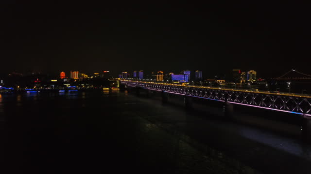 Nacht-beleuchtet-Wuhan-Stadt-Verkehr-Changjiang-Brücke-aerial-Panorama-4k-china