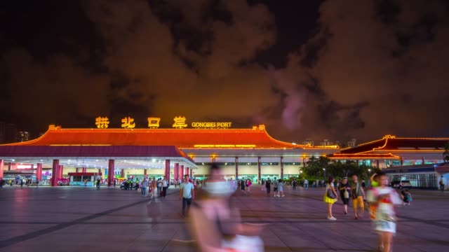 China-Nacht-erleuchtet-Zhuhai-Stadt-Gongbei-Zollhafen-Eingang-quadratisch-Panorama-4k-Zeitraffer