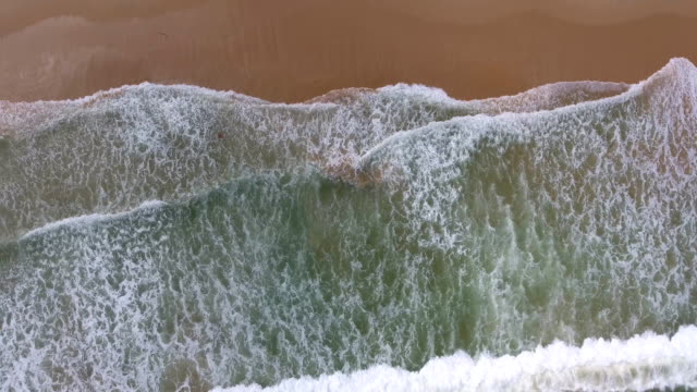 Vista-aérea-superior-de-playa-con-olas-del-mar,-fondo-natural