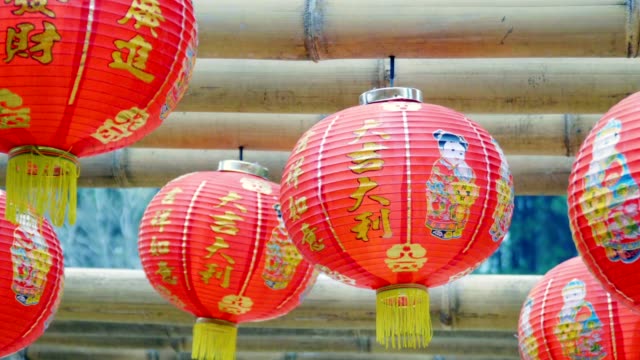 Año-nuevo-chino-linternas-colgantes-en-madera-de-bambú,-bendición-texto-significan-tener-riqueza-y-feliz