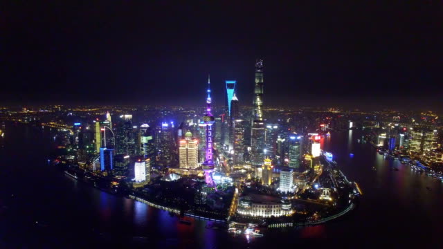 Aérea-vista-de-Downtown-Shanghai-por-la-noche-en-China.