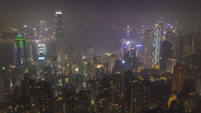 Beleuchtete-Hong-Kong-Skyline-bei-Nacht.-Vertikale-Panorama-Zeitraffer.-Blick-vom-Victoria-Peak.