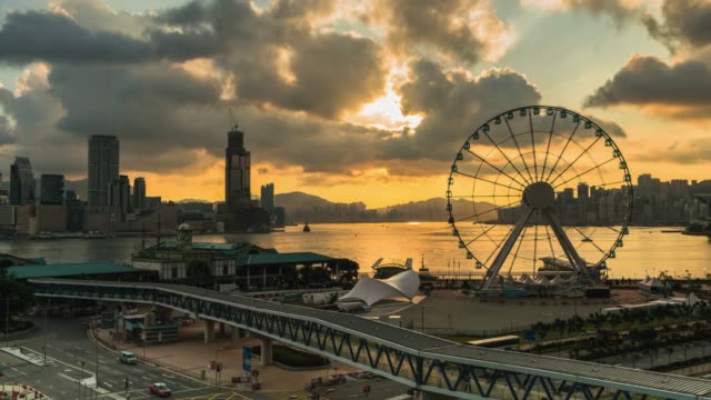 große-Riesenrad-bei-Sonnenaufgang-in-Hong-Kong-Stadt.