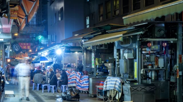 Hong-Kong-local-diners-at-street
