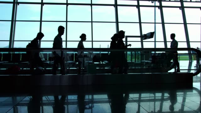 Silhouetten-von-Reisenden-in-einem-geschäftigen-Flughafen-terminal