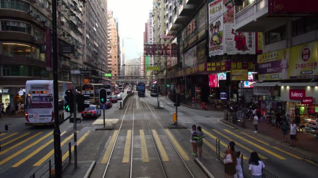 historischen-Wolkenkratzer-Innenstadt-mit-kultigen-Doppeldecker-Straßenbahn-Bus-in-Hongkong,-China