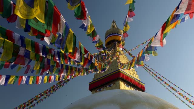 Banderas-de-oración-en-Boudhanath-Stupa-en-las-luces-del-amanecer.-Katmandú,-Nepal.-Tiro-de-la-grúa,-UHD,-4K