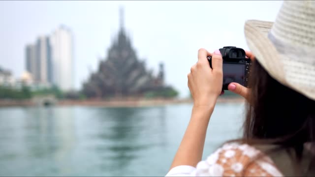 Touristischen-Frau-Foto-Bild-von-der-asiatischen-Tempel