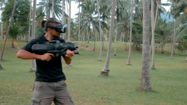 Hombre-con-arma-de-juego-de-realidad-virtual-en-la-selva