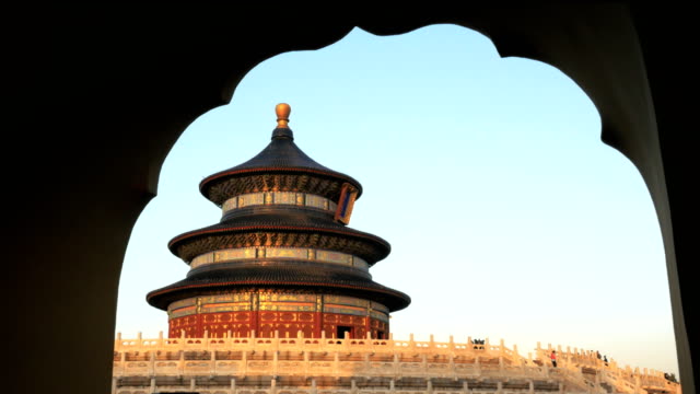 Blick-auf-den-Sonnenuntergang-von-der-Tempel-des-Himmels-in-China,-umrahmt-von-einem-Bogen