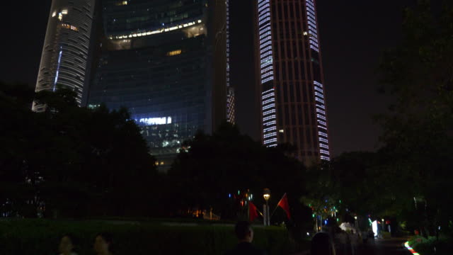 ciudad-de-guangzhou-de-noche-tiempo-atestado-centro-Parque-caminar-panorama-carretera-4k
