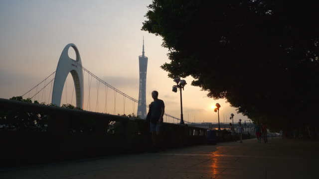Sonnenuntergangszeit-Guangzhou-Stadt-berühmte-Brücke-Kanton-Turm-Bucht-Slow-Motion-Panorama-4k