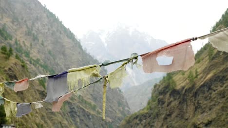 Farbigen-Fahnen-in-den-Bergen-von-Nepal.-Manaslu-Gegend.