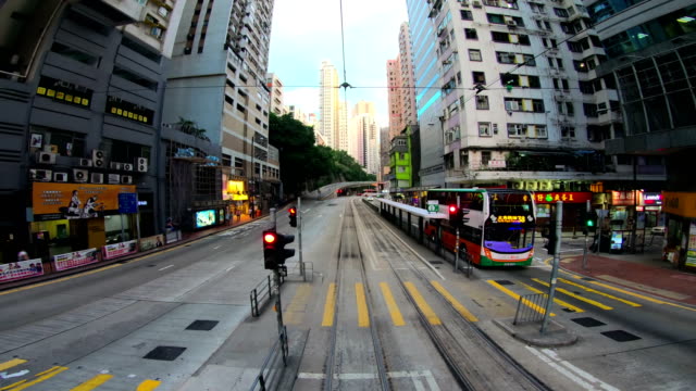 Blick-auf-Hong-Kong-Stadt-belebten-Straßen-von-Straßenbahnen