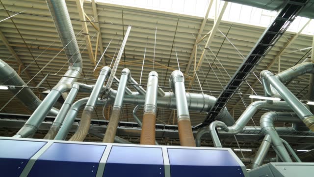 Stahl-Rohrleitungen,-Ventile,-Leitungen-und-Gehwege