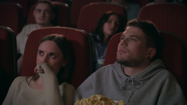 Público-viendo-la-película-en-cine.-Ver-película-aburrida-pareja