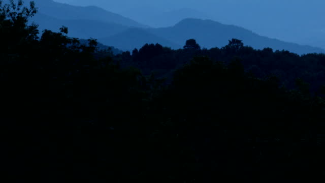 Kippen-Sie-nach-oben-zeigen-Blue-Ridge-Mountains-in-der-Abenddämmerung