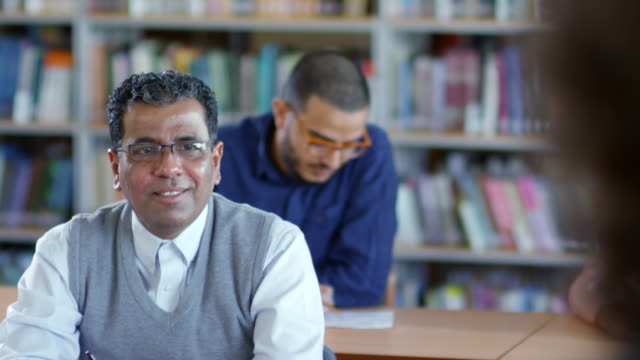 Arabische-Mann-im-mittleren-Alter-bei-Vortrag-in-der-Schule