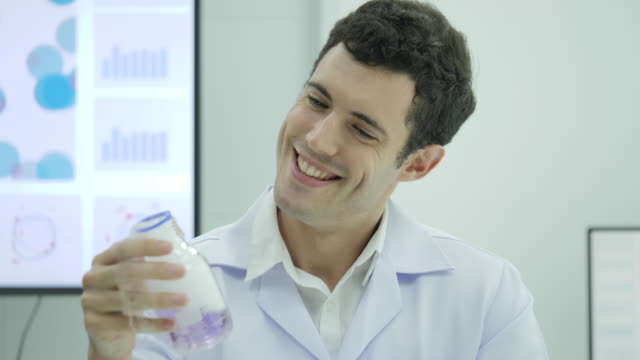 Porträt-von-Crazy-und-verrückter-Wissenschaftler-suchen-und-halten-Labor-Glasflasche-mit-lila-Flüssigkeit