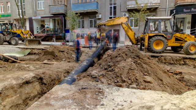 Excavadora-en-el-trabajo-en-sitio-de-construcción-de-la-tubería-de-reemplazo-timelapse-de-tubería-de-abastecimiento-de-agua