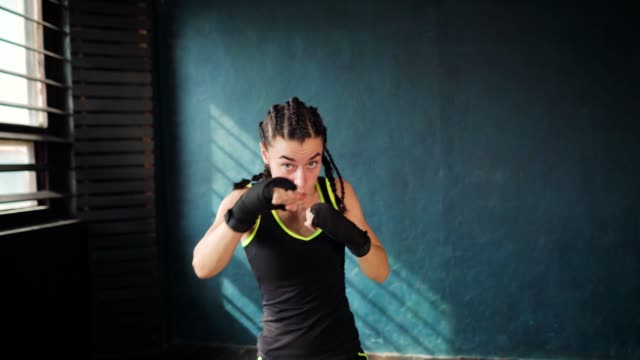schöne-junge-beweglichen-Boxen-Frau-training-im-Fitness-Studio-Stanzen