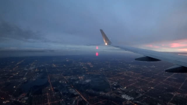 Vista-desde-el-avión-con-ala.-vuelo-por-la-noche-sobre-la-ciudad-luz-y-de-la-calle.