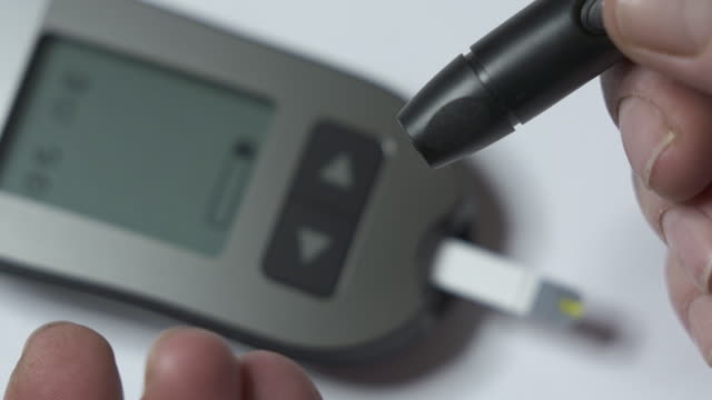 Patienten-mit-Diabetes-mit-einem-Blutzuckermessgerät,-den-Blutzucker-zu-testen