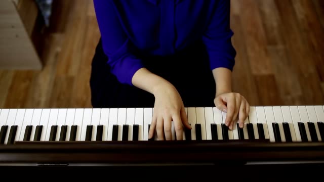 Hände-Teenager-Mädchen-spielen-auf-der-Tastatur-des-digital-Pianos