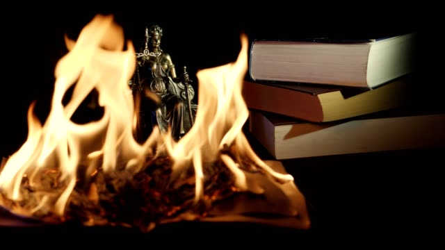 El-libro-se-quema-con-una-llama-brillante