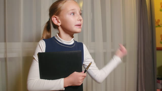 Wütende-Teenager-Mädchen-spielen-in-Lehrer-und-streng-mit-jemandem-reden