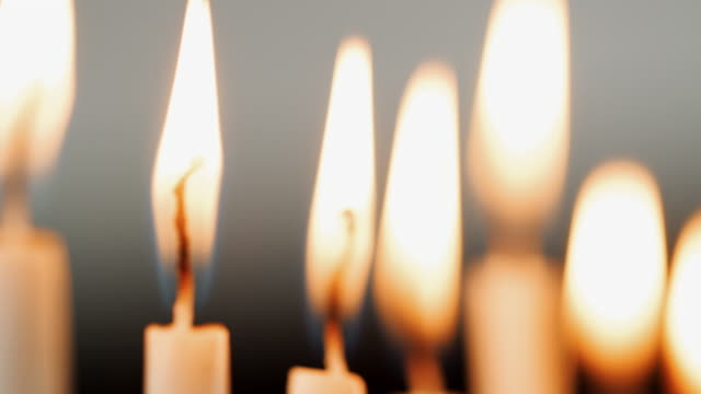 Rack-Fokus-Schuss-auf-das-Feuer-auf-eine-Gruppe-von-brennenden-für-jüdische-Feiertag-von-Hanukkah-Kerzen