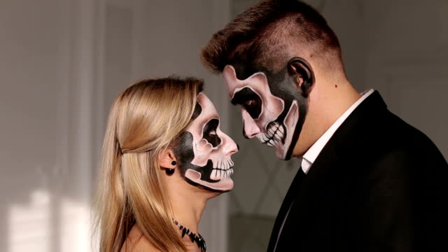 Retrato-de-una-joven-pareja-en-la-máscara-de-Halloween.-Close-up.