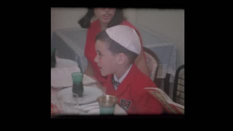 1963-jüdischen-Familie-lesen-Haggadah-am-Pessach-Seder