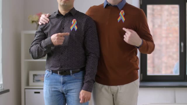 männliche-Paare-mit-gay-Pride-Bewusstsein-Bänder