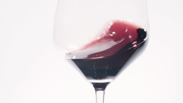 Rotwein-in-einem-Glas-mischen-Bewegung
